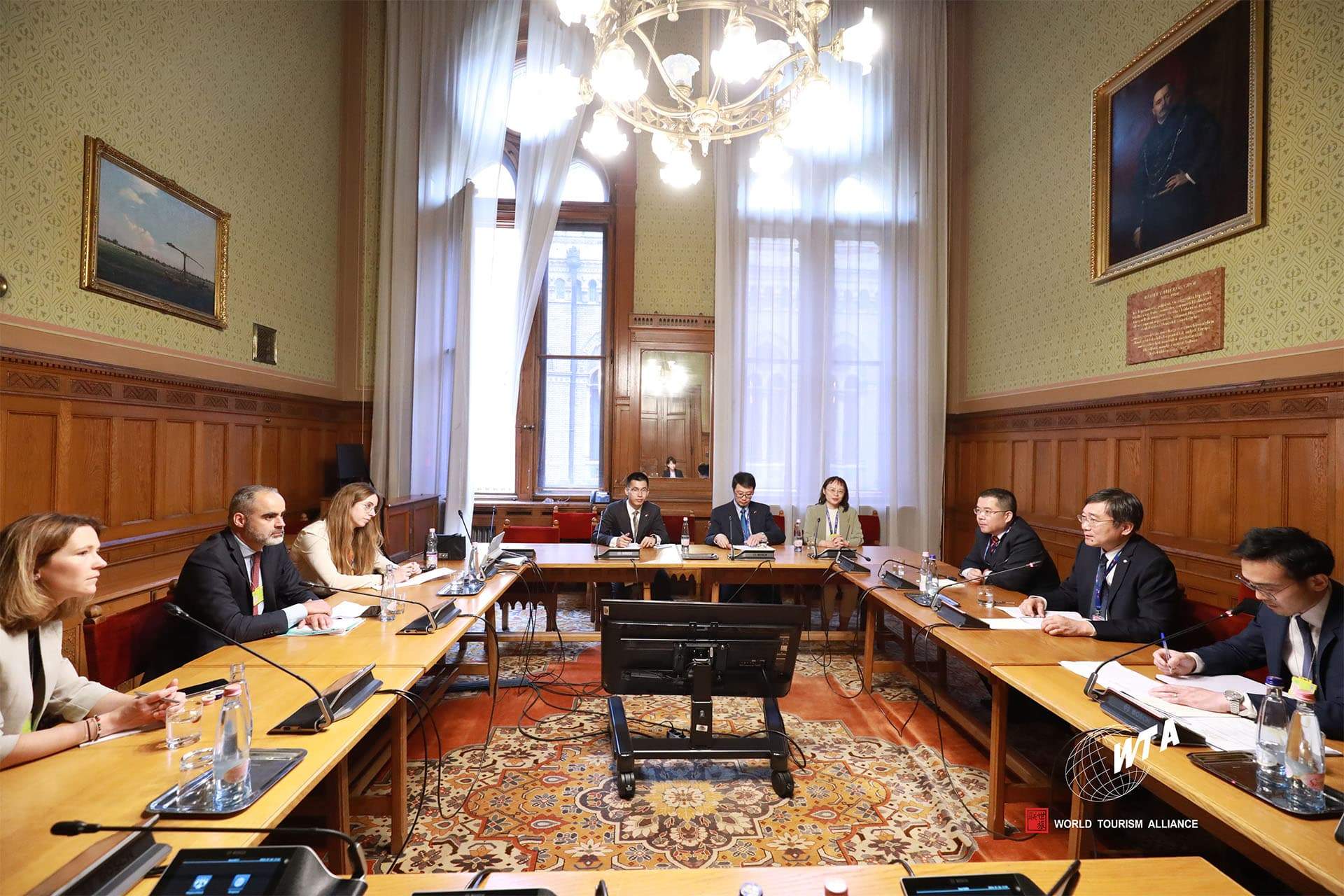 世界旅游联盟主席张旭会见欧洲旅游委员会执行主席爱德华多·桑坦德