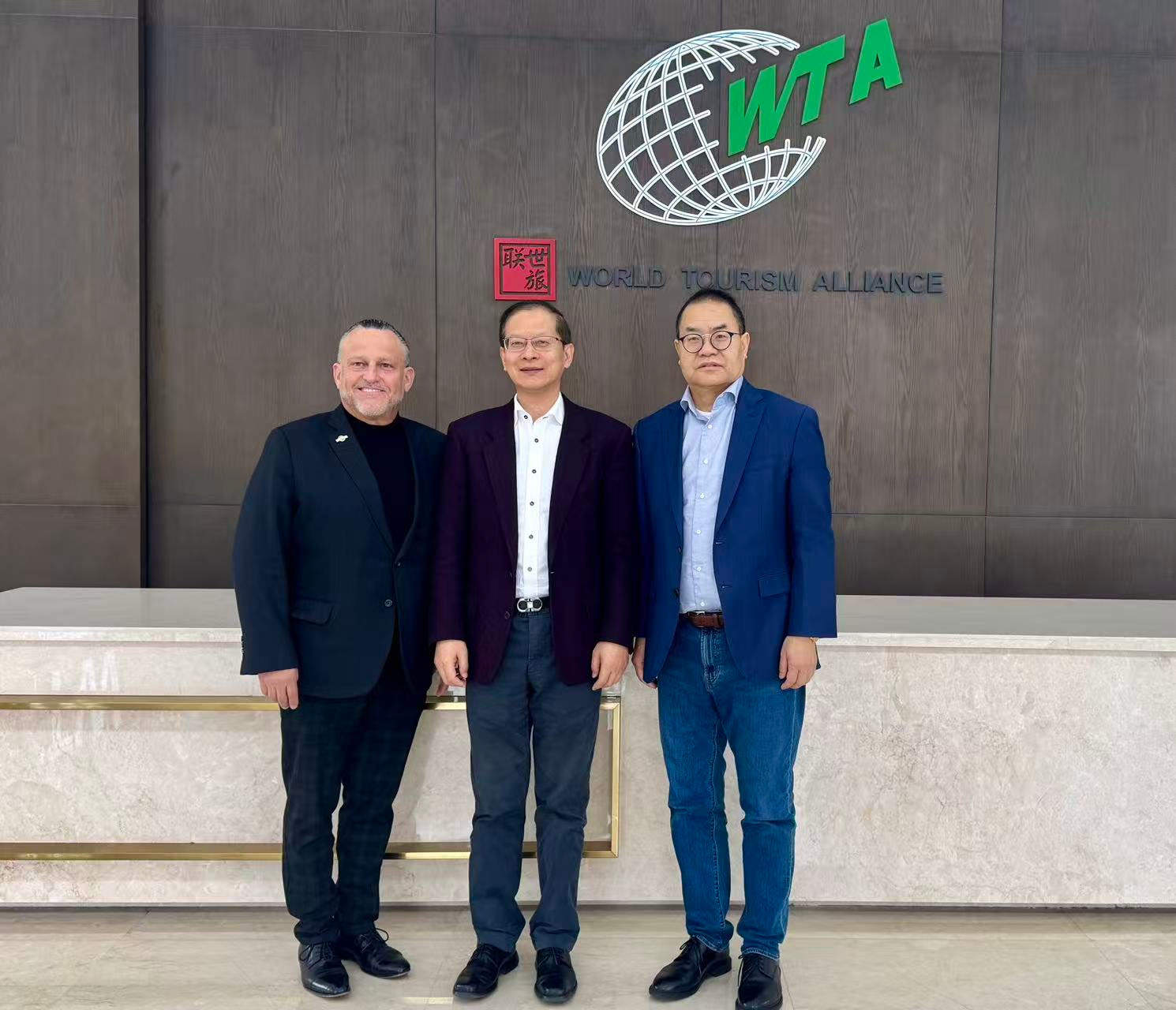 环球集团高级副总裁John McReynolds到访世界旅游联盟总部